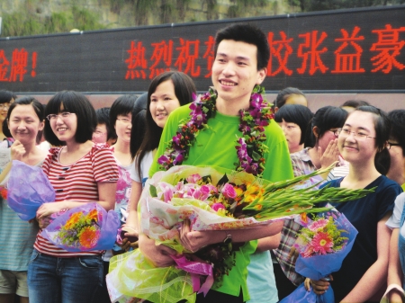 我刚刚碰到他的手了"学妹们迎接张益豪,纷纷跟他合照"哇!他来了!