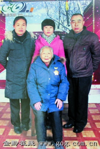 陈慧芳与养孙一家的全家福