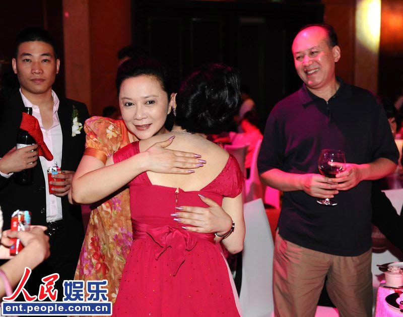 潘长江女儿大婚新郎跪地潘阳热吻秀恩爱高清