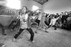 支教成果汇演 小小舞台浓缩115个孩子的精彩_