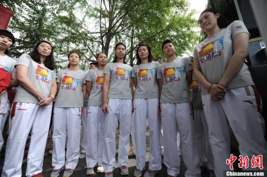 <em>中国女排</em>抵英状态轻松 王一梅脚伤痊愈状态难