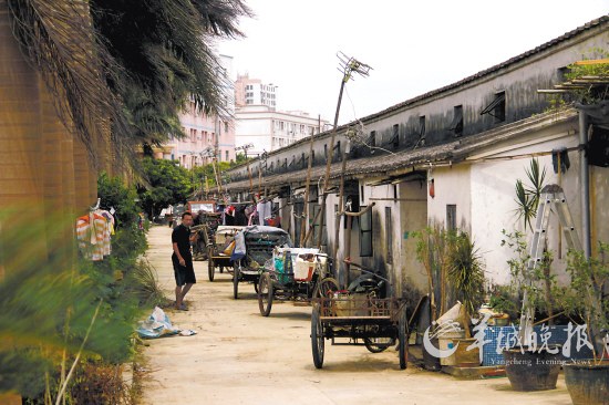 一排矮平房就是农户的住所