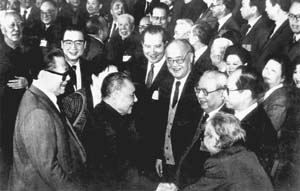 邓小平和江泽民等一起会见出席香港特别行政区基本法起草委员会第九次全体会议的委员（资料图）