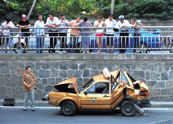 7月8日,在北一环发生的一起交通事故中,一辆出租车受损严重。资料图片