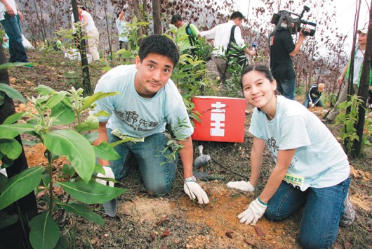 2007年蒋友常与香港珠宝设计师陆敬贤(右)结婚,不到九个月就宣告结束。 图片来源:台湾《联合报》