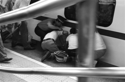 男童从动车上掉下来