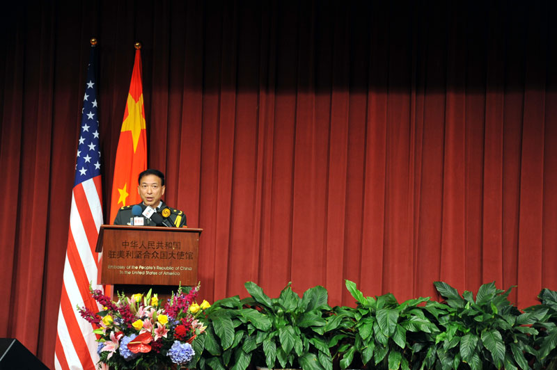 图为中国驻美国大使馆国防武官徐南烽少将在招待会上致辞。