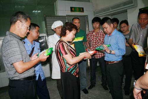 县人大副主任王国琼(左2)和代表们正在调研食