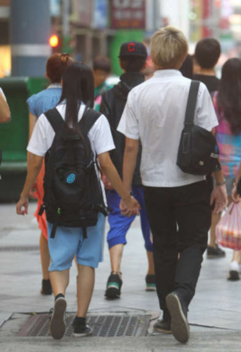 台调查称男女牵手想法不同 男欲进一步女享受感觉