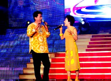 毕福剑和周彦宏在《星光大道》录制现场 (资料图)