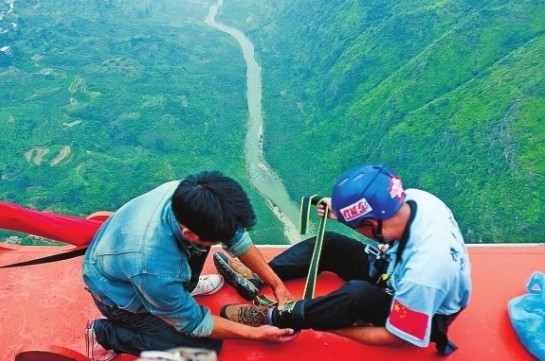 云南蹦极第一人从370米高桥上一跃而下 破世界