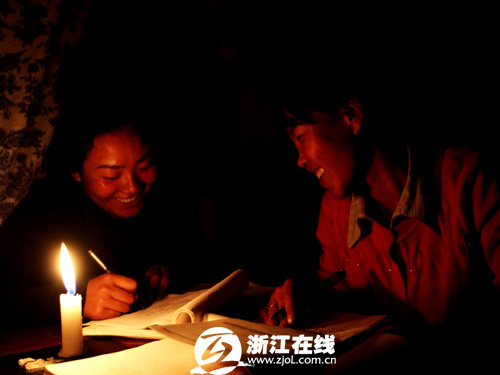 晚上8点多,送走了放学的孩子们,永吉老师(右)和同屋的年轻老师巴永跟往常一样,点上蜡烛开始备课。