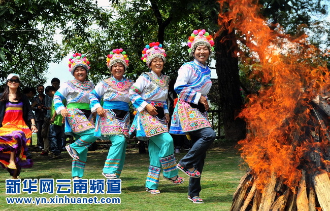 漾濞县光明核桃村彝族村民载歌载舞欢度火把节