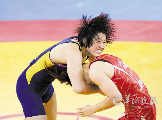 景瑞雪（左）与伊调馨在比赛中　　新华社记者　　沈伯韩 摄