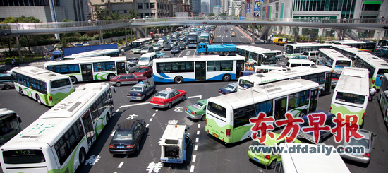 市交港局表示，在上海的公共交通体系还没有达到充分的便捷、安全、畅达之前，征收拥堵费等储备政策都不会出台。 杨一 早报资料