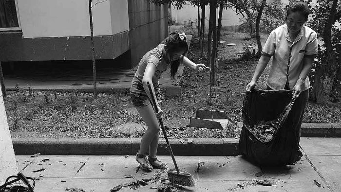 14岁女孩 帮清洁工妈妈扫地