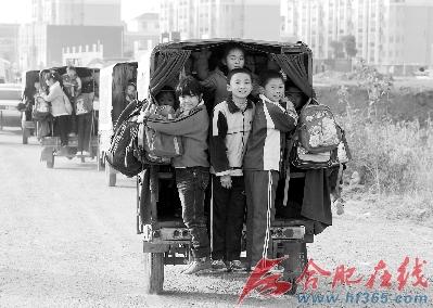 ○本报记者马启兵《疯狂的“黑校车”》 获日常生活类单幅金奖