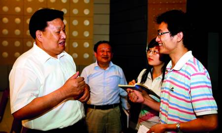 周宝生与学生亲切交谈