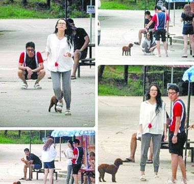 章子怡与撒贝宁一起玩漂流