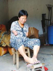 无手女子 用脚绣出1米十字绣