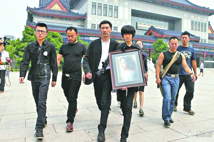 许晴、康洪雷等人送别李婷_资讯频道_凤凰网