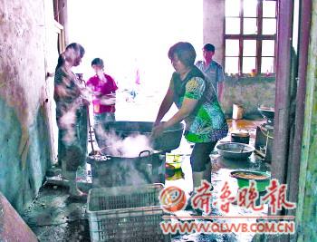 　　几名女工正在用开水烫青枣。