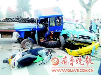 　　多辆车撞在一起。　本报记者　张萍　摄