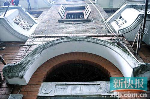 ■晚红新街的红砖楼都有一个西式的拱形门楣。二楼以上的阳台两旁有曲线的收分。