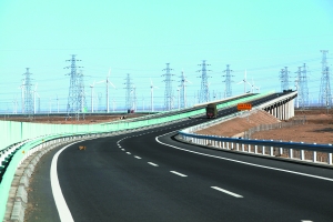 　　新修建的瓜州至星星峡高速公路。