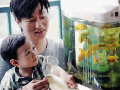 ■给儿子讲解魔术《杯中取鱼》，培养儿子对魔术的兴趣