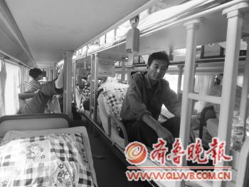 山东滨州的双层卧铺客车与一辆货车发生追尾事故,客车一名司高清图片