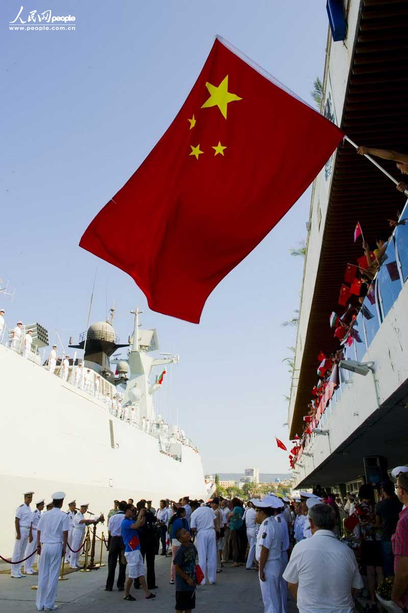 保加利亚军民、中国驻保使、领馆工作人员及华人华侨和中资机构代表挥舞着两国国旗，欢迎中国海军的到访。