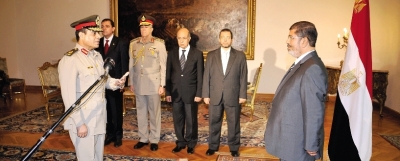8月12日,埃及新国防部长阿卜杜勒·塞西(左)在总统穆尔西(右)面前宣誓