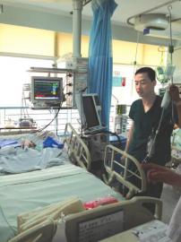 赁可阑尾手术后带着输液瓶查房，被同事偷拍下来的照片。