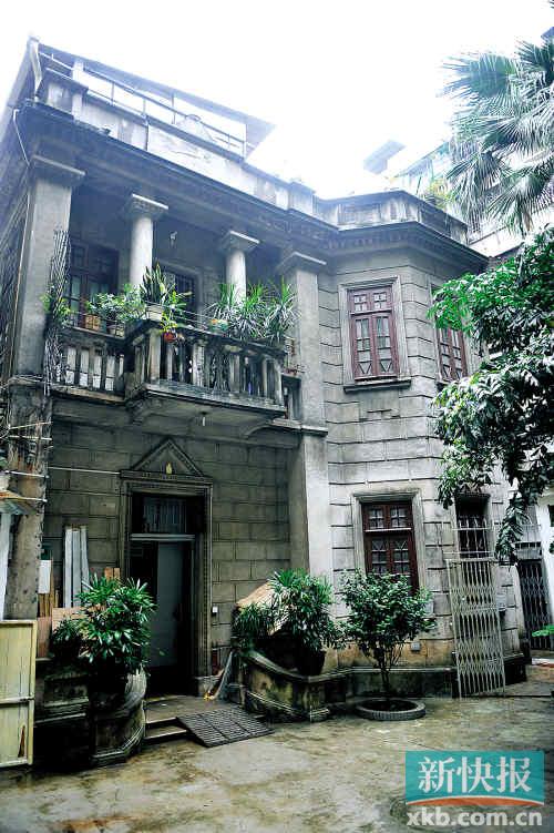 ■诗书路78号后座这座两层的洋楼用石材做基座，正面使用水刷石工艺，冯原教授说，这座建筑的立面符号是新古典主义的，包括门、窗、柱。