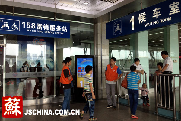 南京站158雷锋服务站紧邻1号候车室。