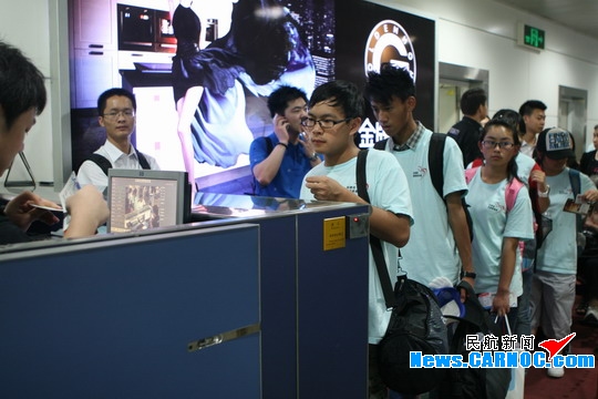 深圳机场支持慈善事业 邀贫困山区师生参观