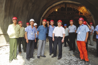 省交通运输厅厅长杨咏中现场查看隧道施工情况