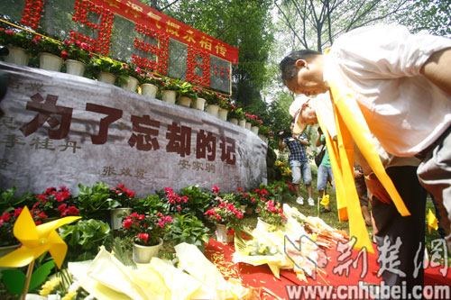 嘉宾向烈士墓鞠躬致敬