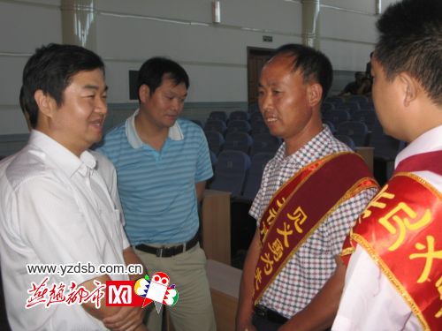 平泉县委书记董正国（右）与二位英雄交流。