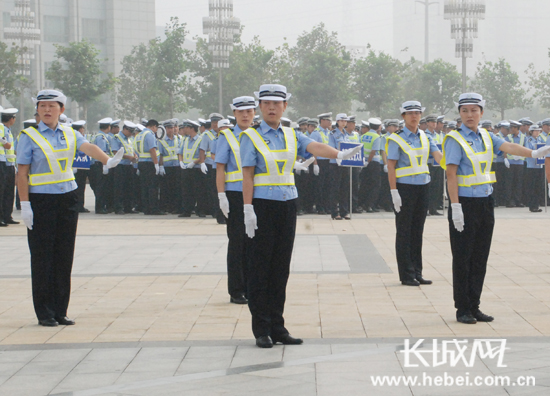 巾帼不让须眉,警花们的表演,成为一道靓丽的风景线。扈炜 摄