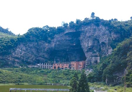 海孔洞口有30米高 记者 肖腾 摄