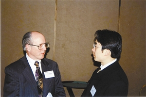 早年在银行系统当翻译。