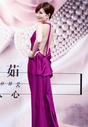 梁静茹升格人妻性感解禁 镂空礼服大秀美背(图