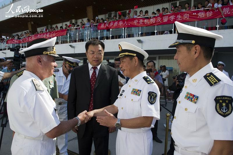 “烟台”舰出访指挥员夏克伟少将（右二）与前来迎接中国海军的保加利亚海军副司令莫特夫准将（左一）亲切交谈。