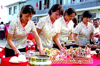 礼仪人员摆放祭祀用品。