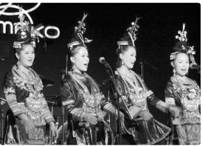 “侗族大歌在北京”歌队在舞台上演出。