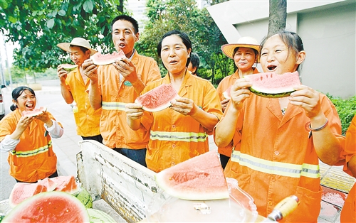 边流汗边吃西瓜 环卫工人笑了