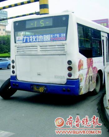 公交车路口爆胎致堵车