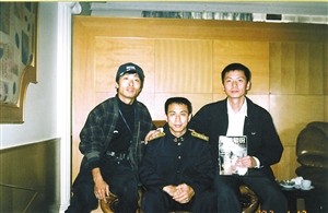 记者(左)2002年赴南海舰队采访时,与时任深圳舰舰长李晓岩(中)的合影
